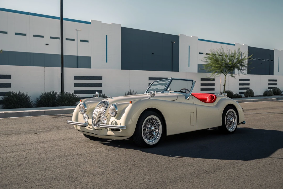 Jaguar Replica - Image 4 of 31