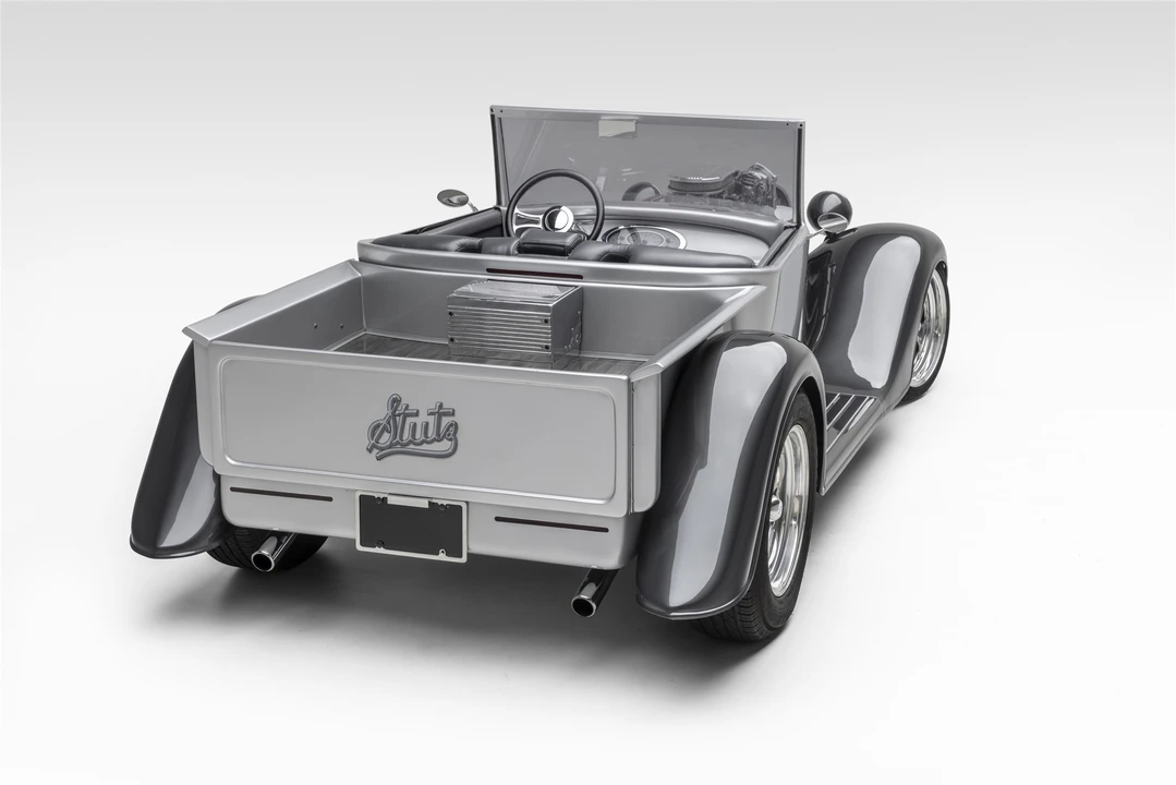 Stutz - Image 17 of 31