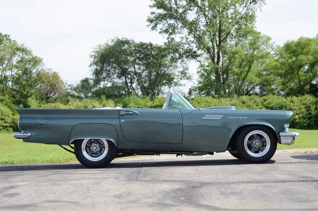 Ford Thunderbird 1st Gen - Image 6 of 31