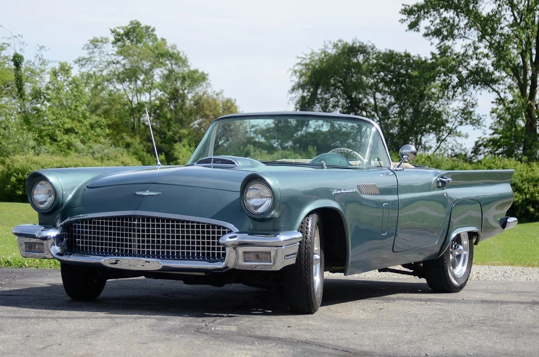 Ford Thunderbird 1st Gen - Image 18 of 31