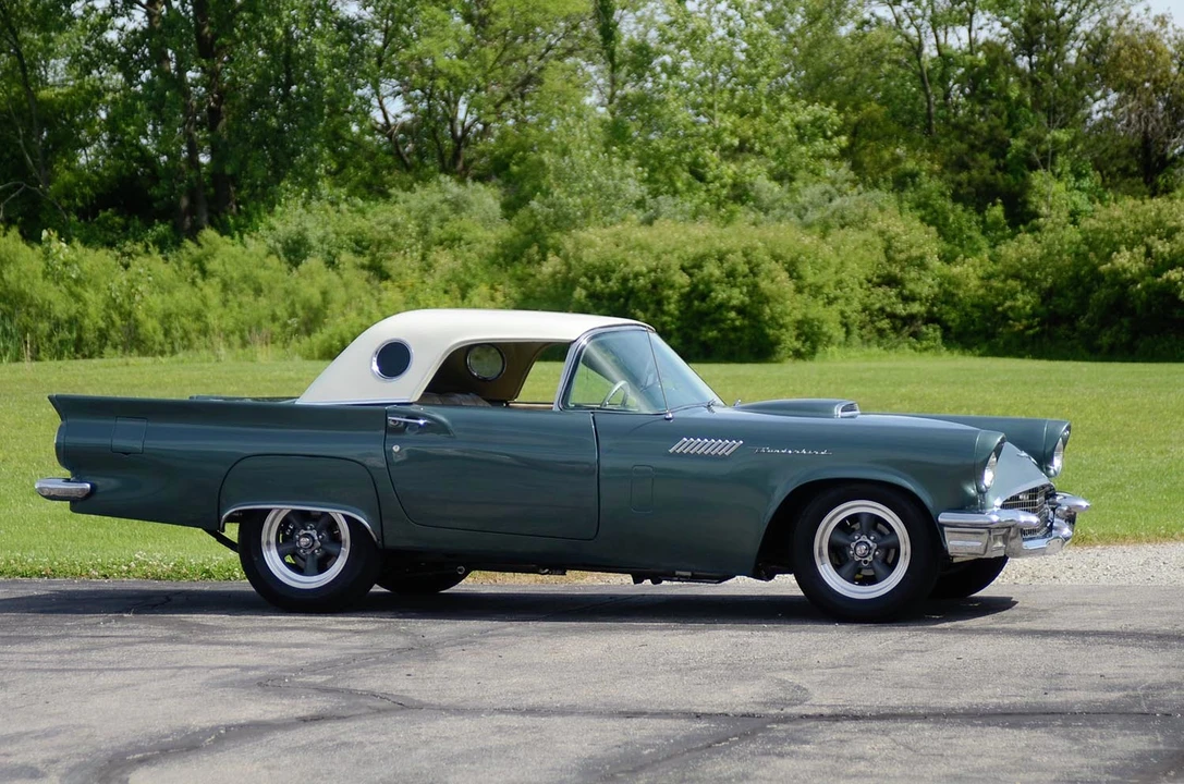 Ford Thunderbird 1st Gen - Image 28 of 31