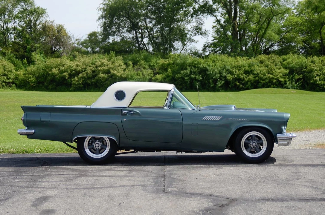 Ford Thunderbird 1st Gen - Image 29 of 31
