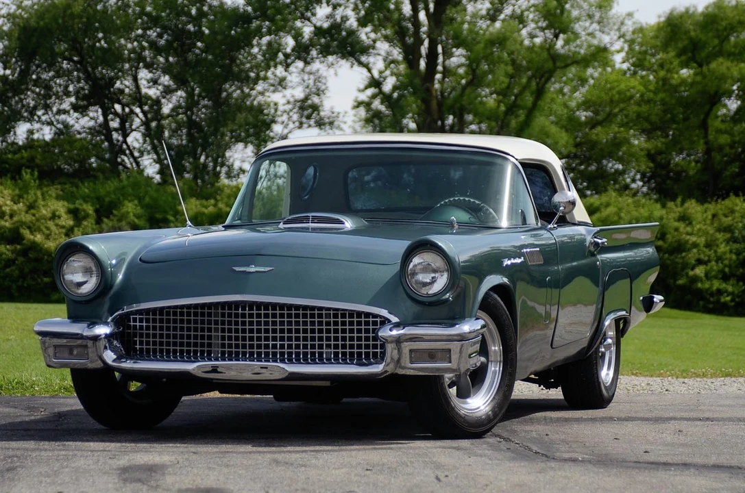 Ford Thunderbird 1st Gen - Image 21 of 31