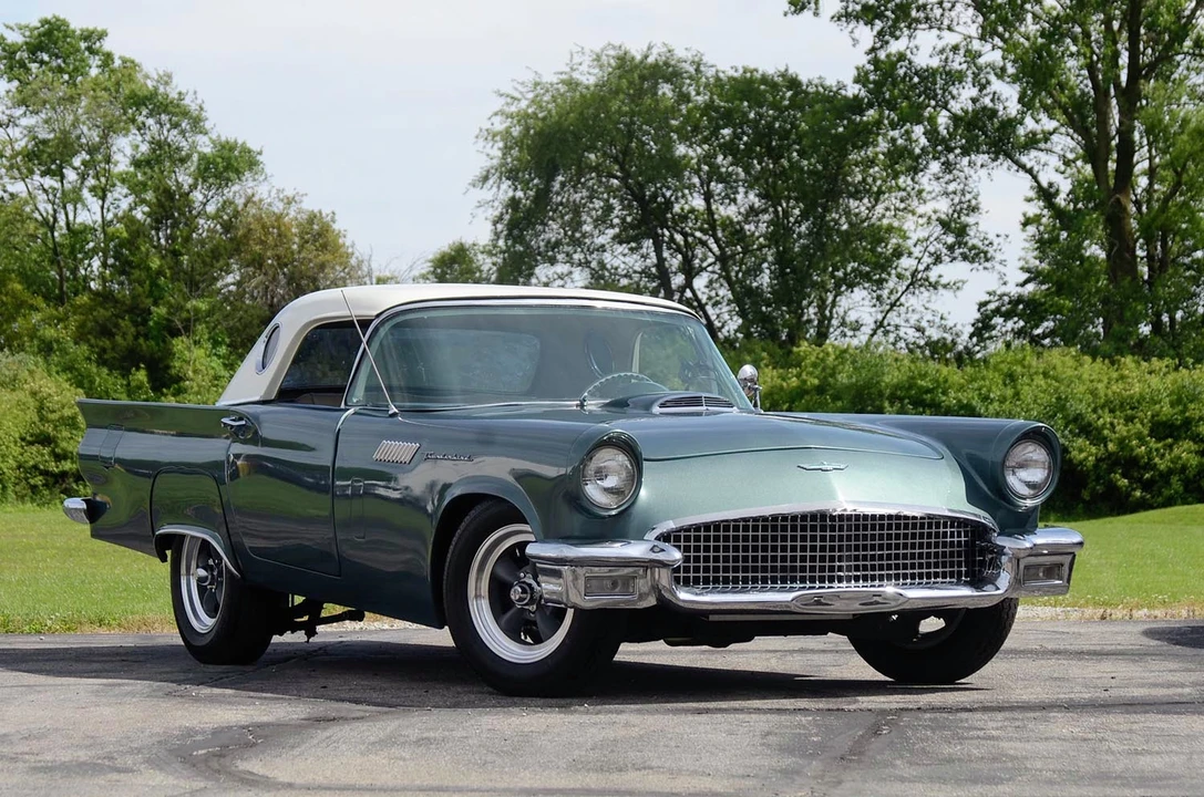 Ford Thunderbird 1st Gen - Image 25 of 31