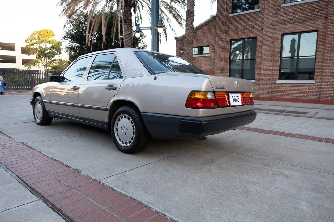 1987 Mercedes-Benz W124 E-Class - Image 11 of 31