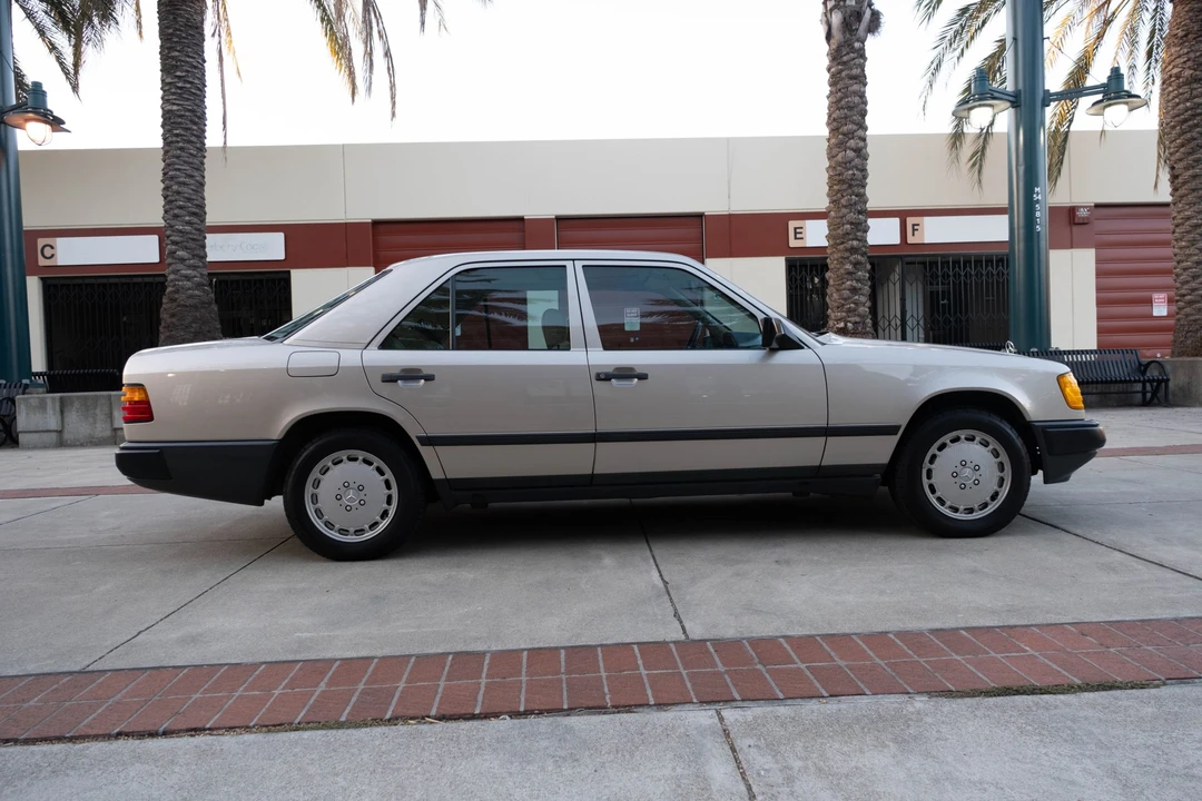 1987 Mercedes-Benz W124 E-Class - Image 2 of 31