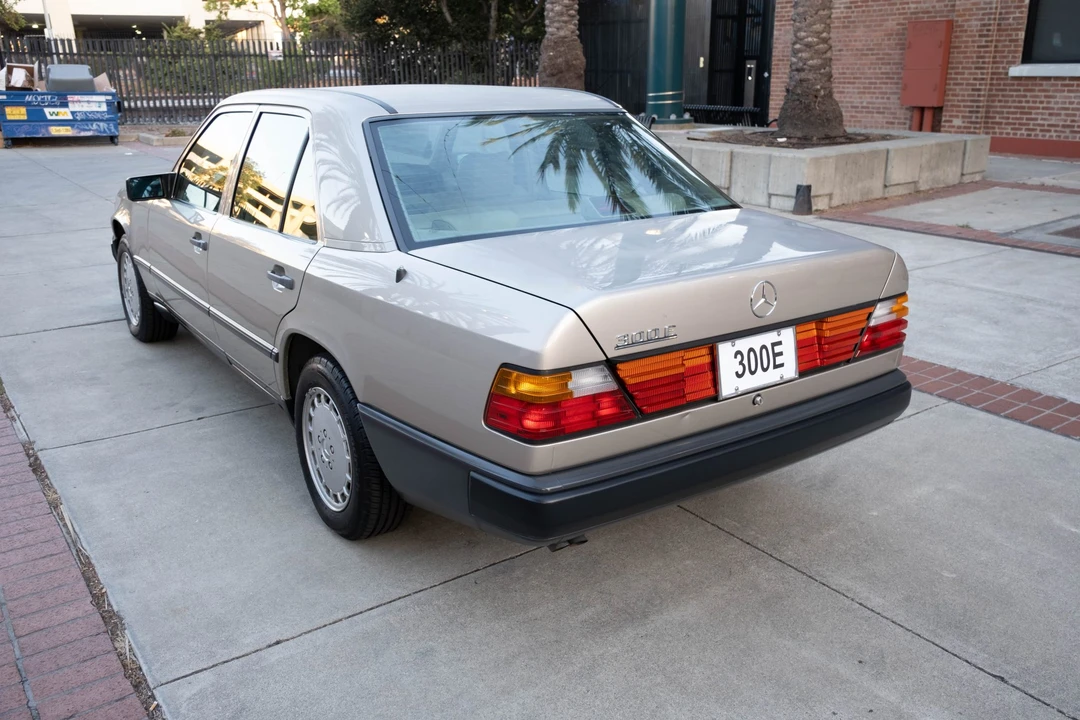 1987 Mercedes-Benz W124 E-Class - Image 13 of 31