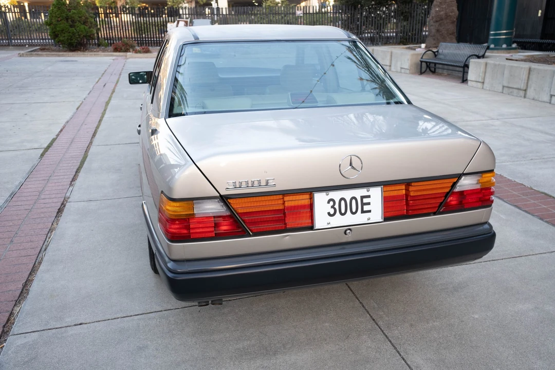 1987 Mercedes-Benz W124 E-Class - Image 16 of 31