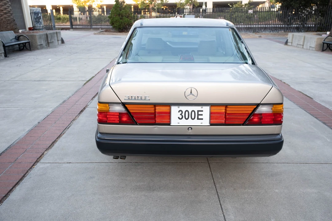 1987 Mercedes-Benz W124 E-Class - Image 17 of 31