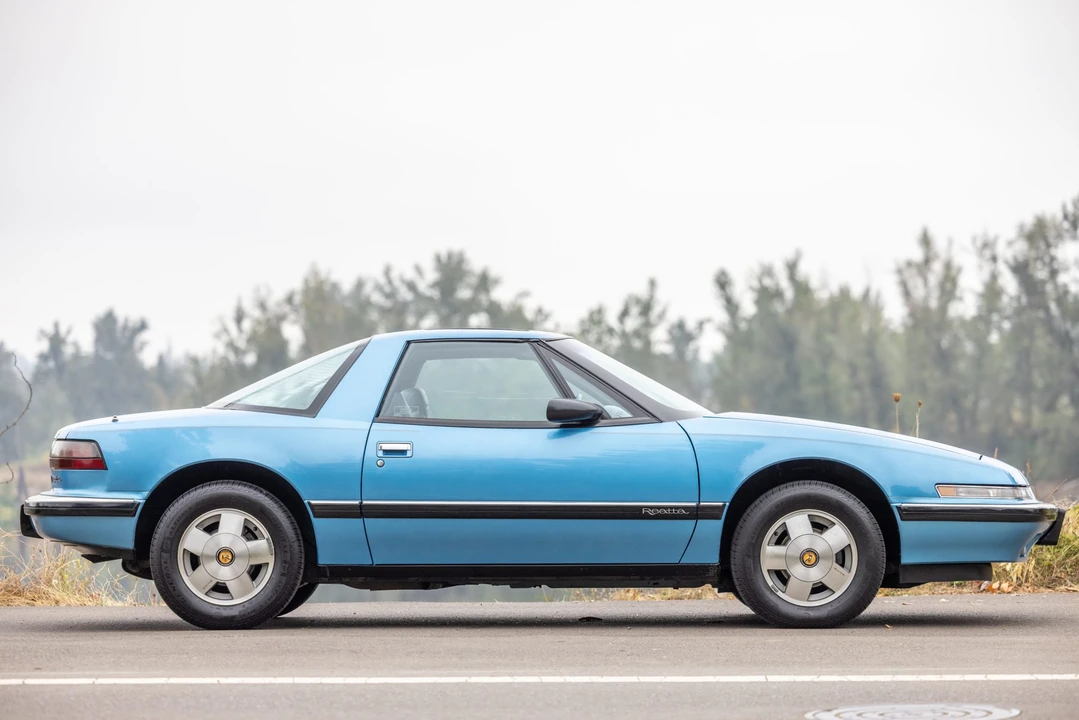 1990 Buick Reatta - Image 4 of 31