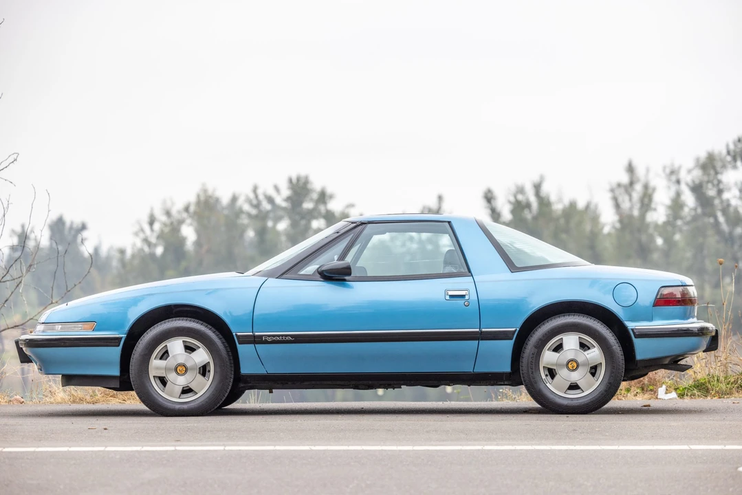 1990 Buick Reatta - Image 8 of 31