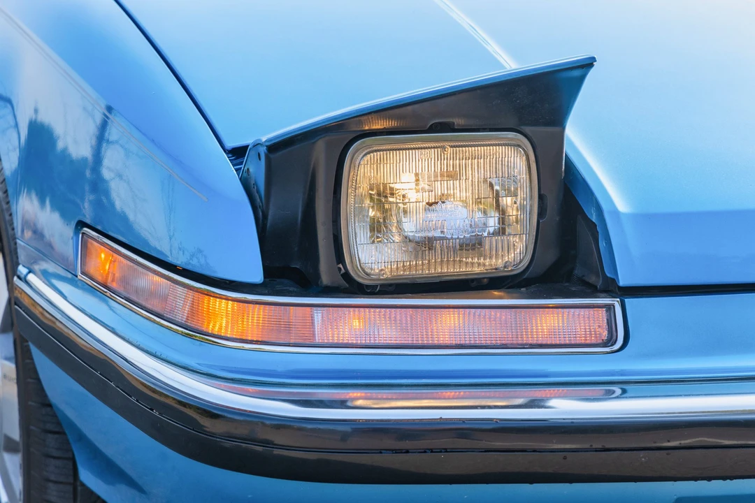 1990 Buick Reatta - Image 25 of 31
