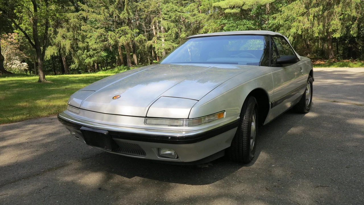 1990 Buick Reatta - Image 18 of 31