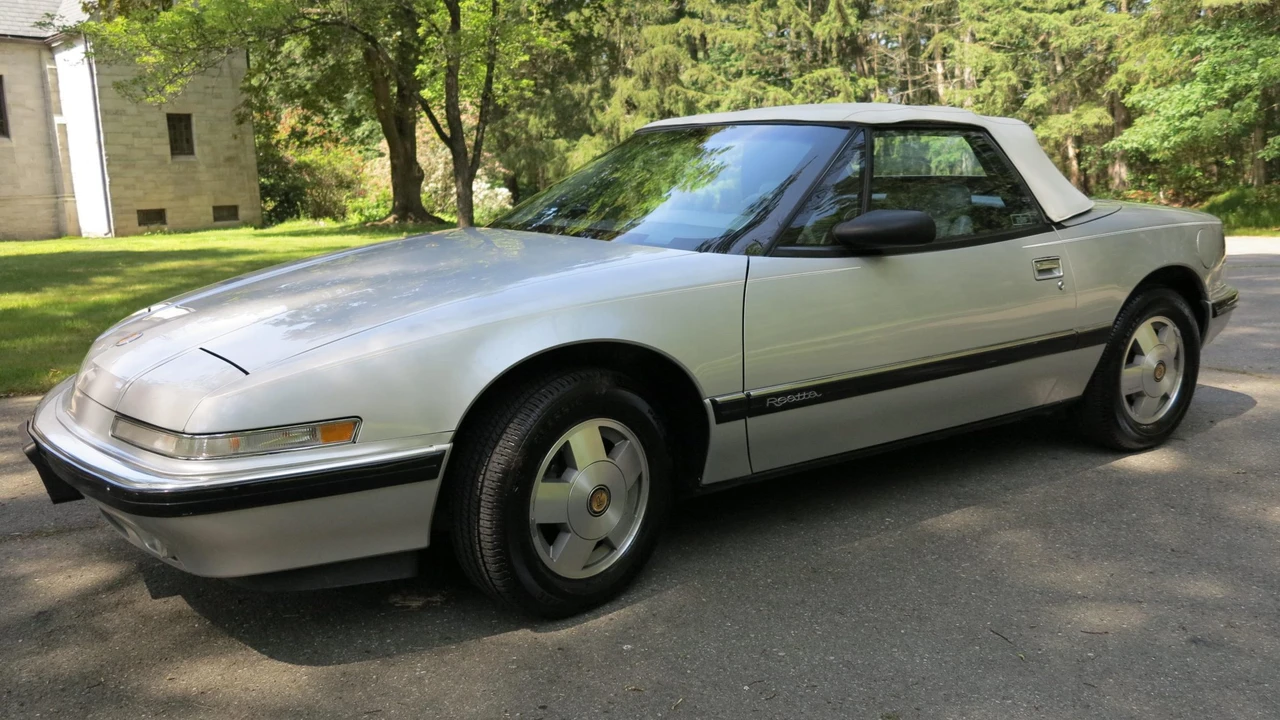 1990 Buick Reatta - Image 17 of 31