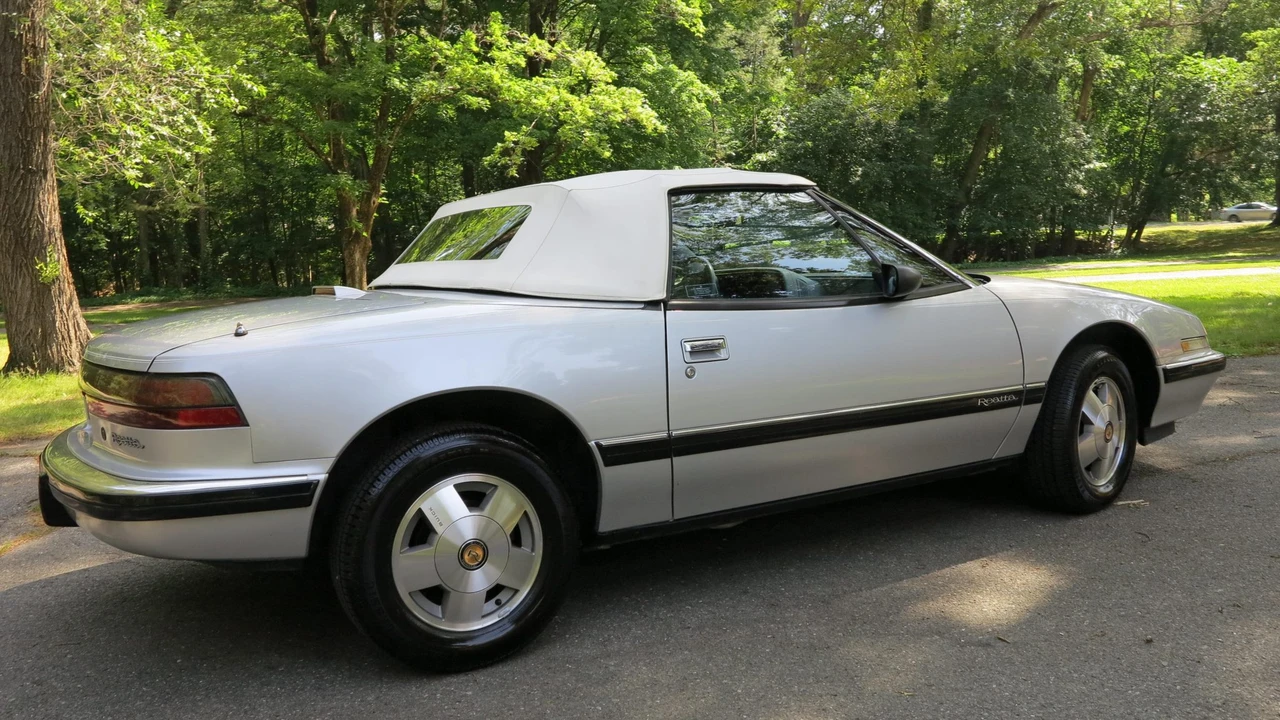 1990 Buick Reatta - Image 29 of 31