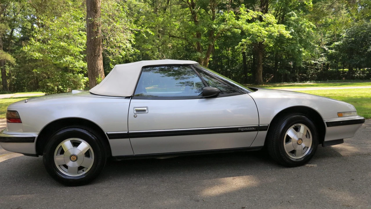 1990 Buick Reatta - Image 28 of 31