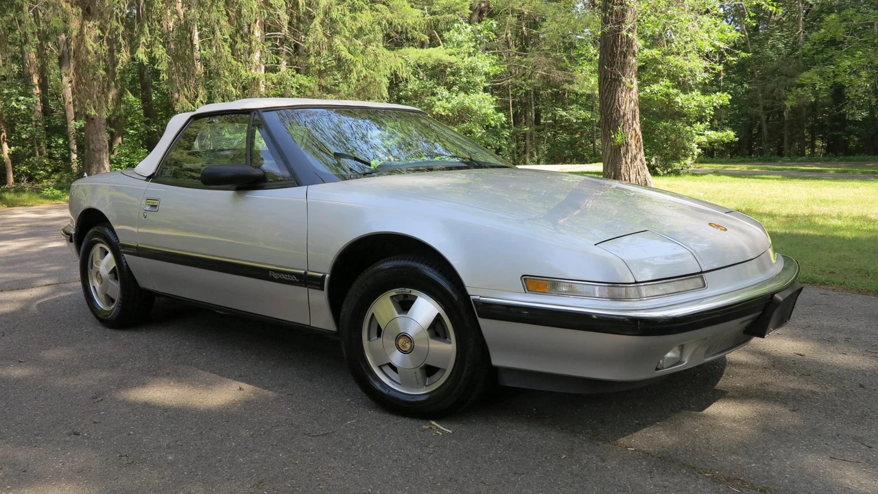 1990 Buick Reatta - Image 26 of 31