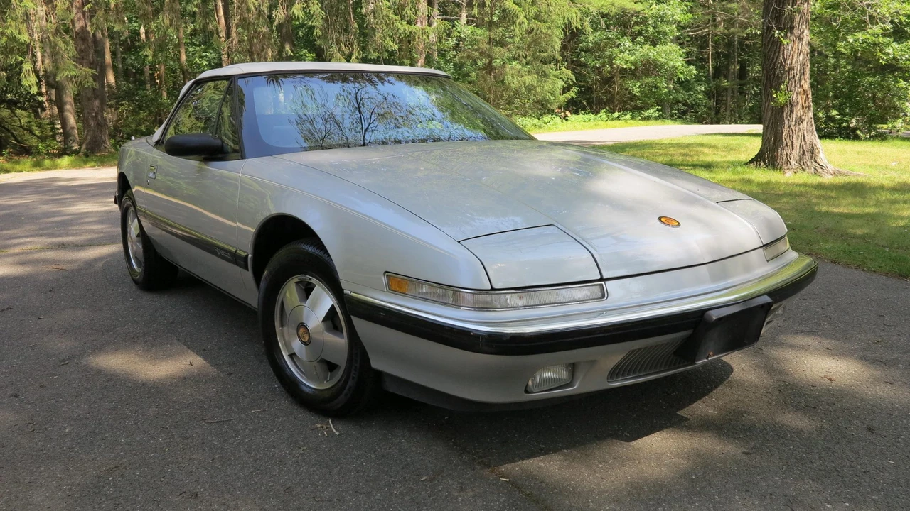 1990 Buick Reatta - Image 25 of 31
