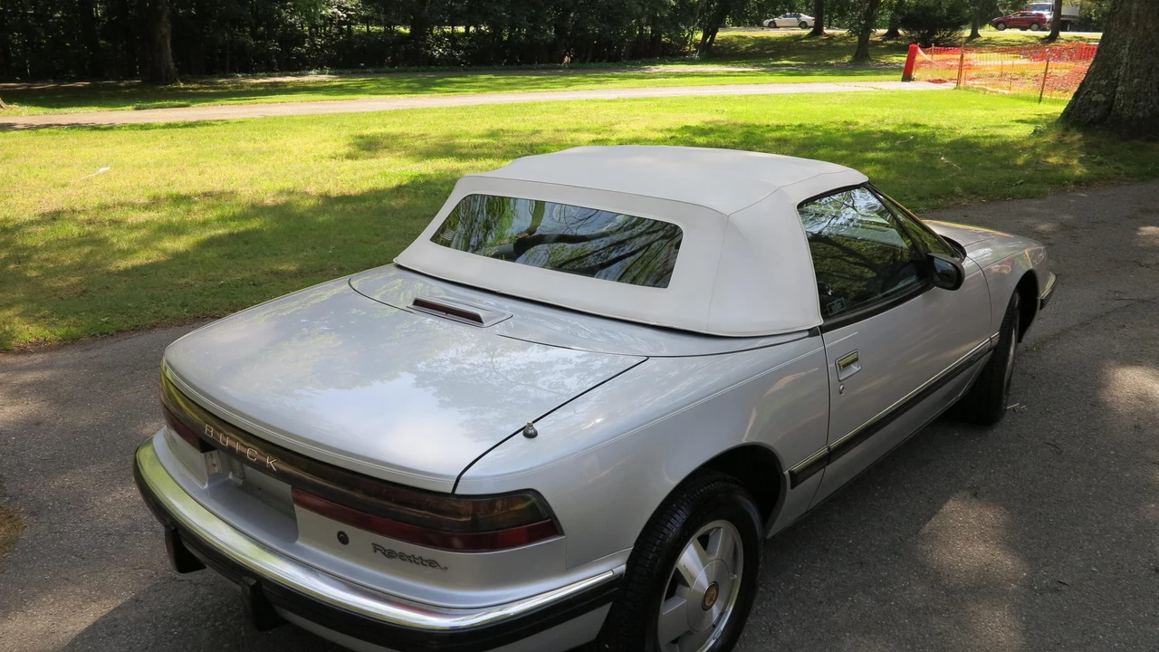 1990 Buick Reatta - Image 30 of 31