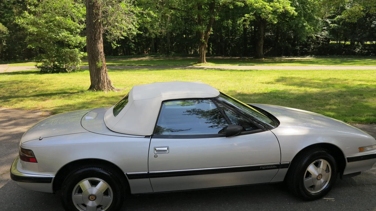 1990 Buick Reatta - Image 21 of 31
