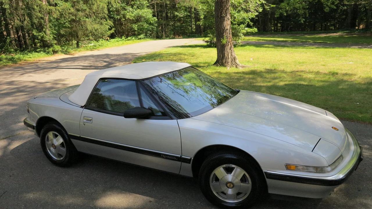 1990 Buick Reatta - Image 22 of 31