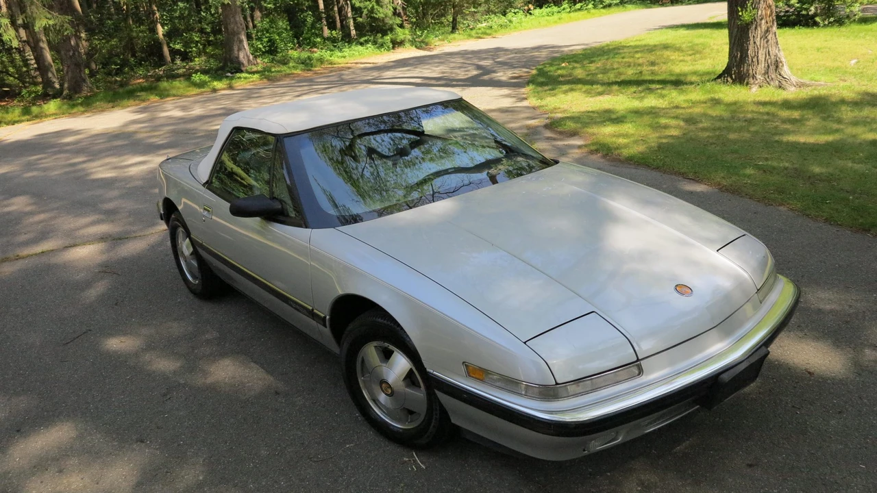 1990 Buick Reatta - Image 23 of 31