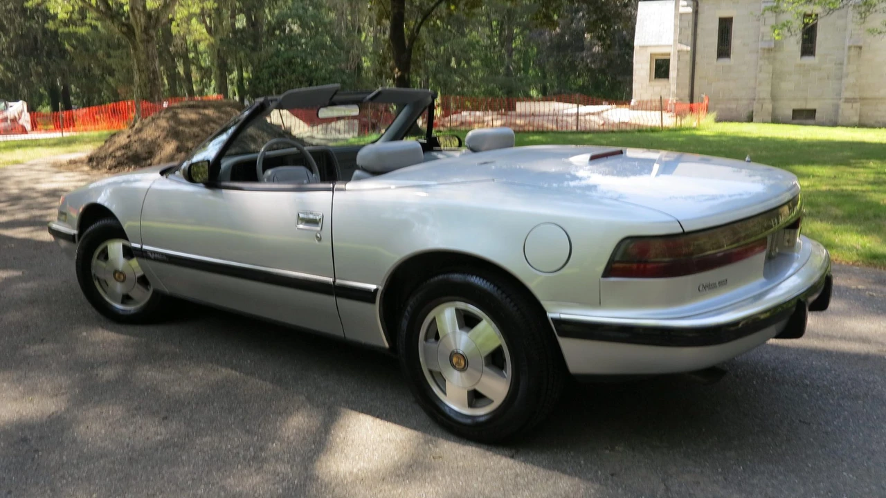 1990 Buick Reatta - Image 12 of 31