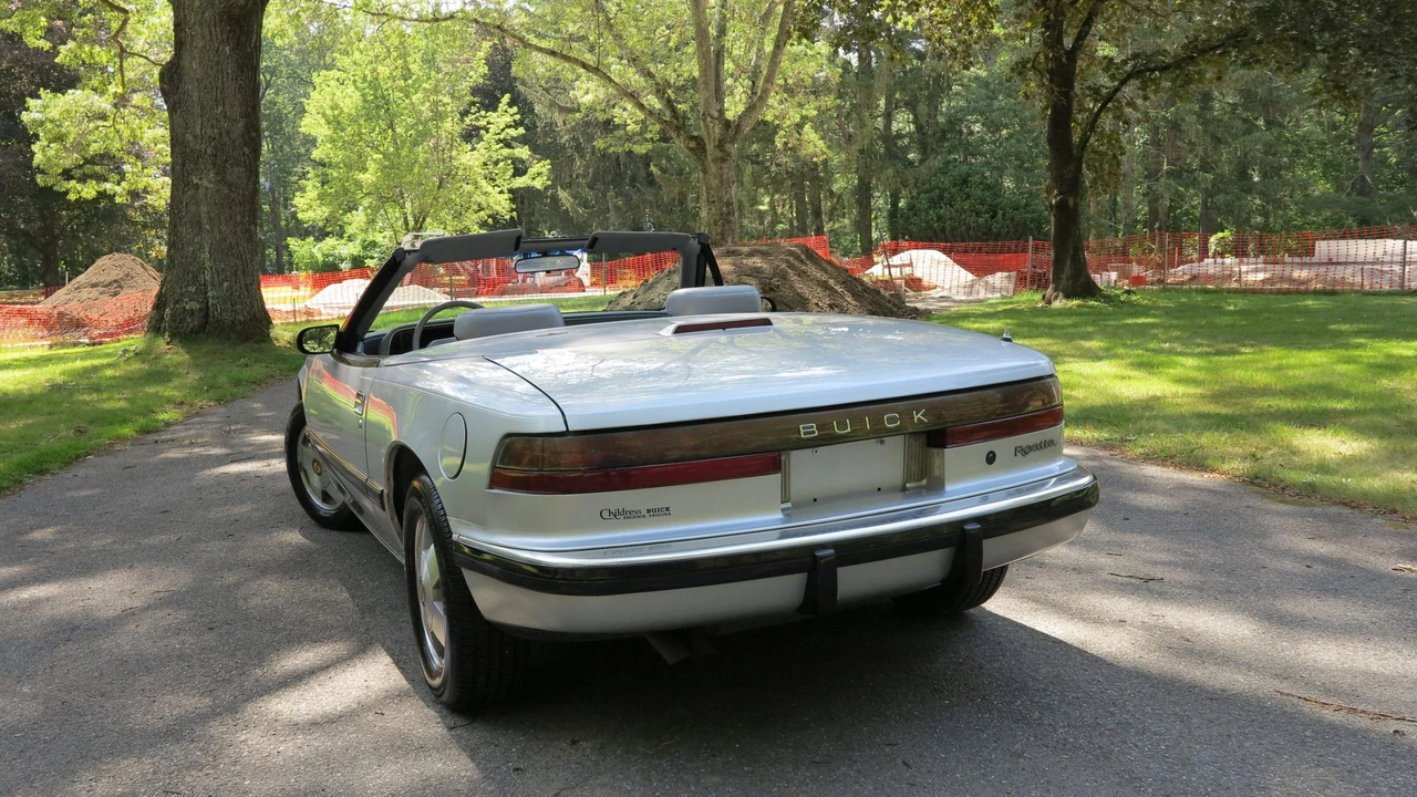 1990 Buick Reatta - Image 10 of 31