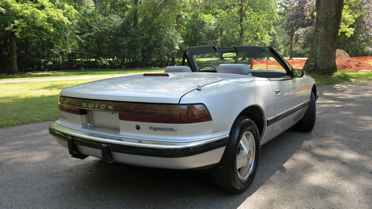 1990 Buick Reatta - Image 9 of 31