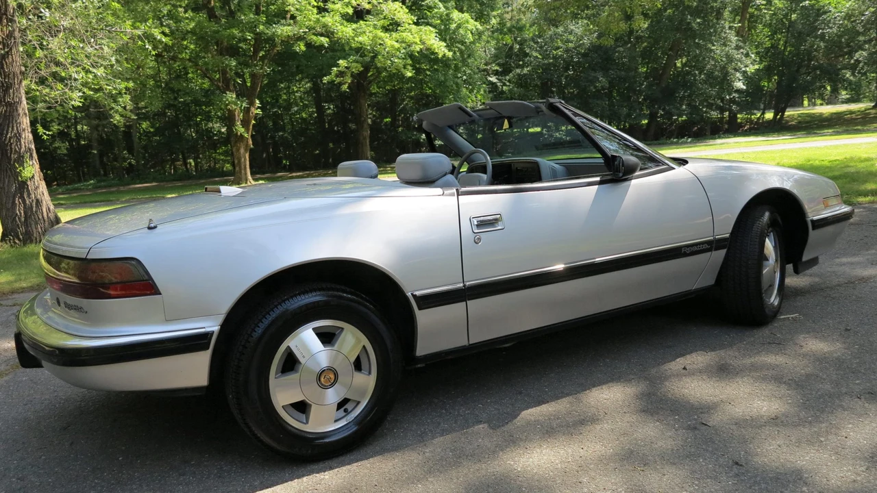 1990 Buick Reatta - Image 7 of 31