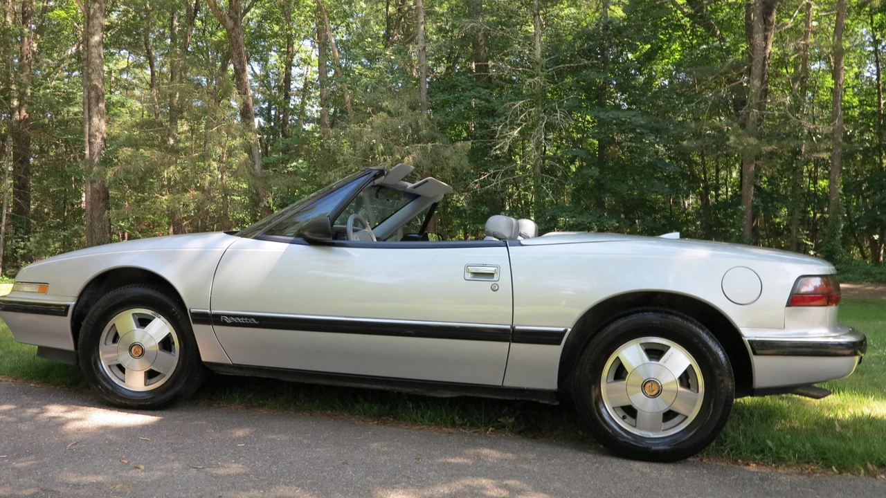 1990 Buick Reatta - Image 13 of 31