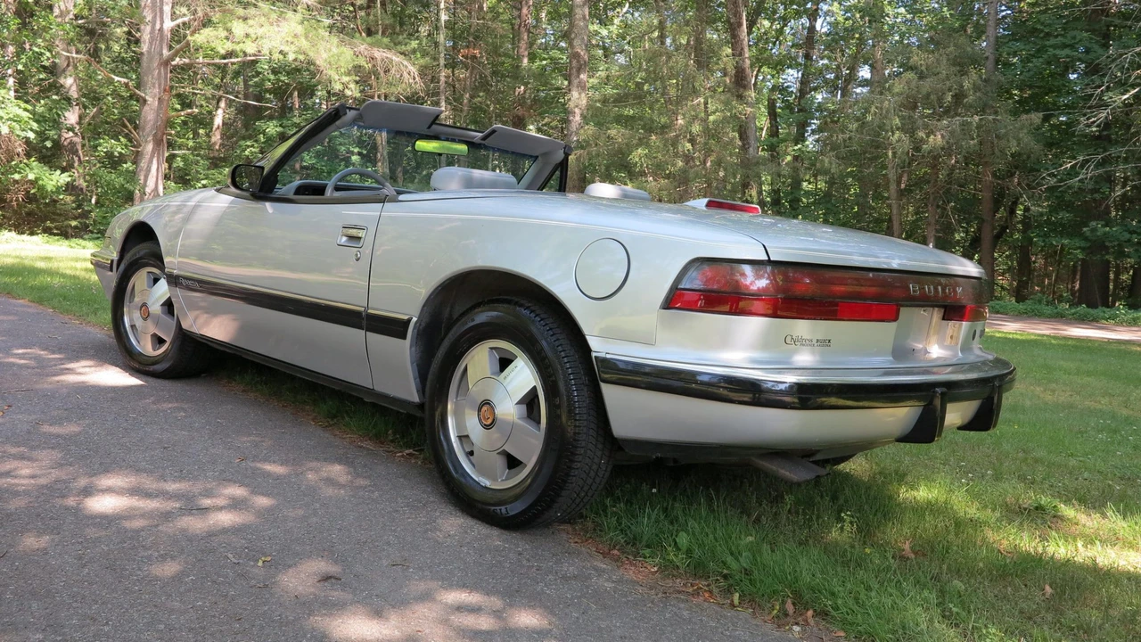 1990 Buick Reatta - Image 11 of 31