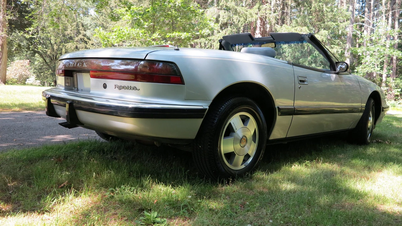 1990 Buick Reatta - Image 8 of 31
