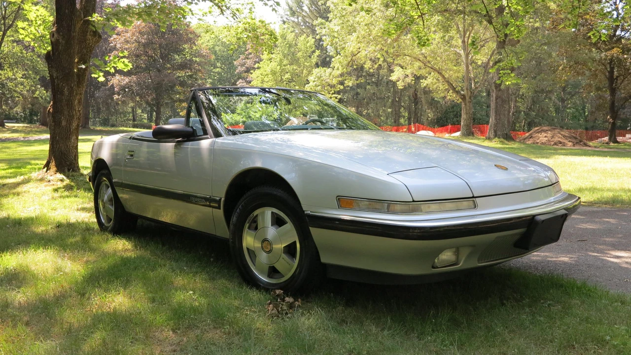 1990 Buick Reatta - Image 3 of 31