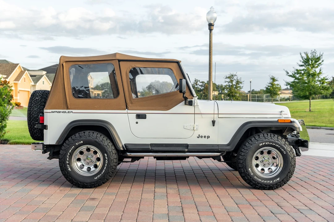 1993 Jeep YJ Wrangler - Image 5 of 31