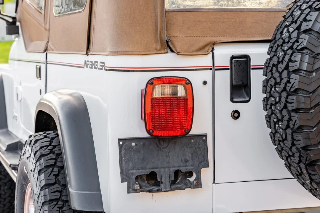 1993 Jeep YJ Wrangler - Image 18 of 31
