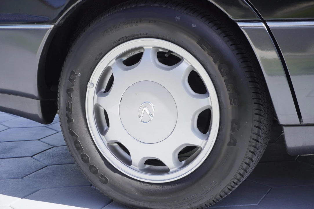 1993 Lexus LS 1st Gen - Image 17 of 31