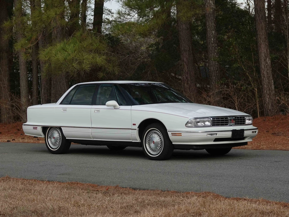 1995 Oldsmobile 98 - Image 2 of 31