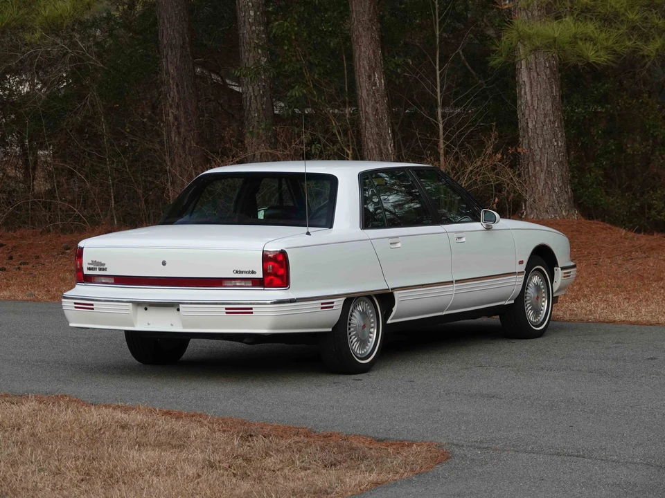 1995 Oldsmobile 98 - Image 15 of 31