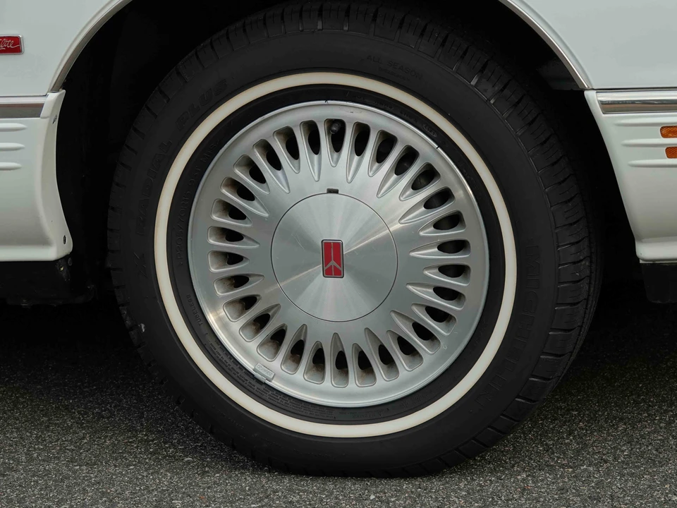 1995 Oldsmobile 98 - Image 23 of 31