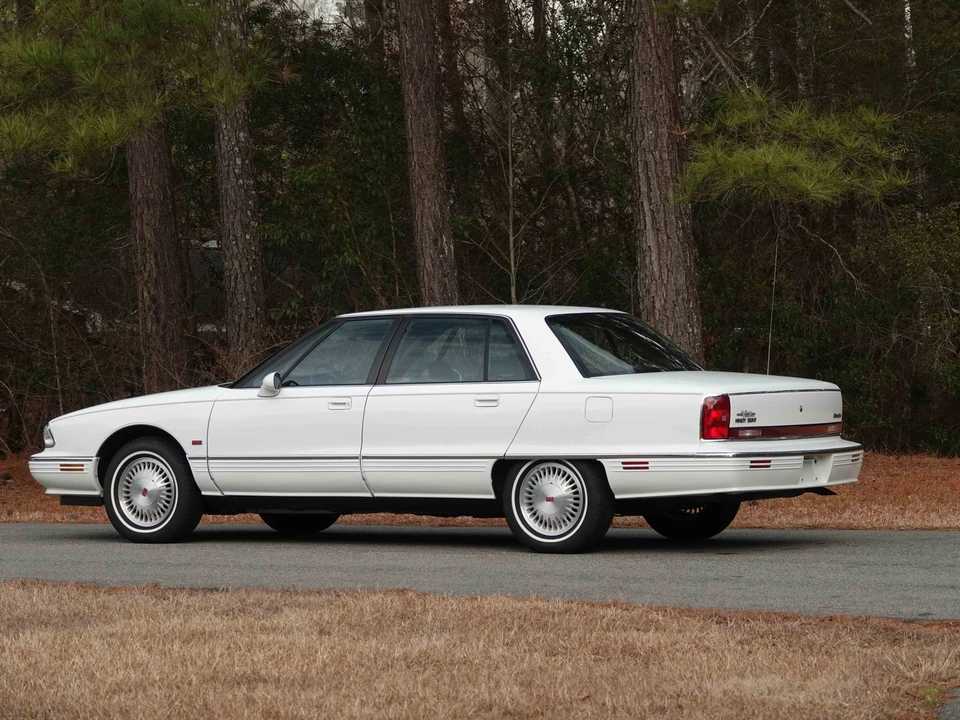 1995 Oldsmobile 98 - Image 18 of 31