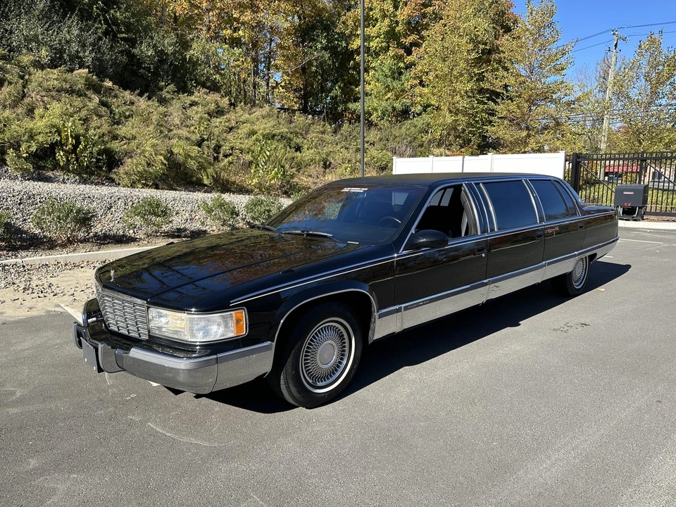 1996 Cadillac Fleetwood - Image 2 of 31