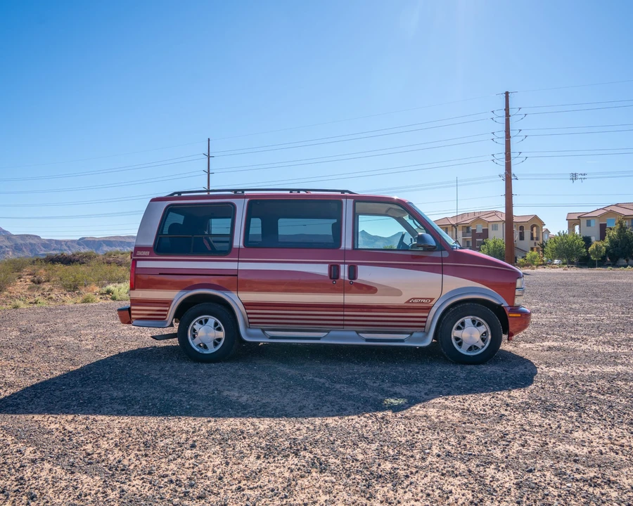 1997 Chevrolet Astro - Image 6 of 31
