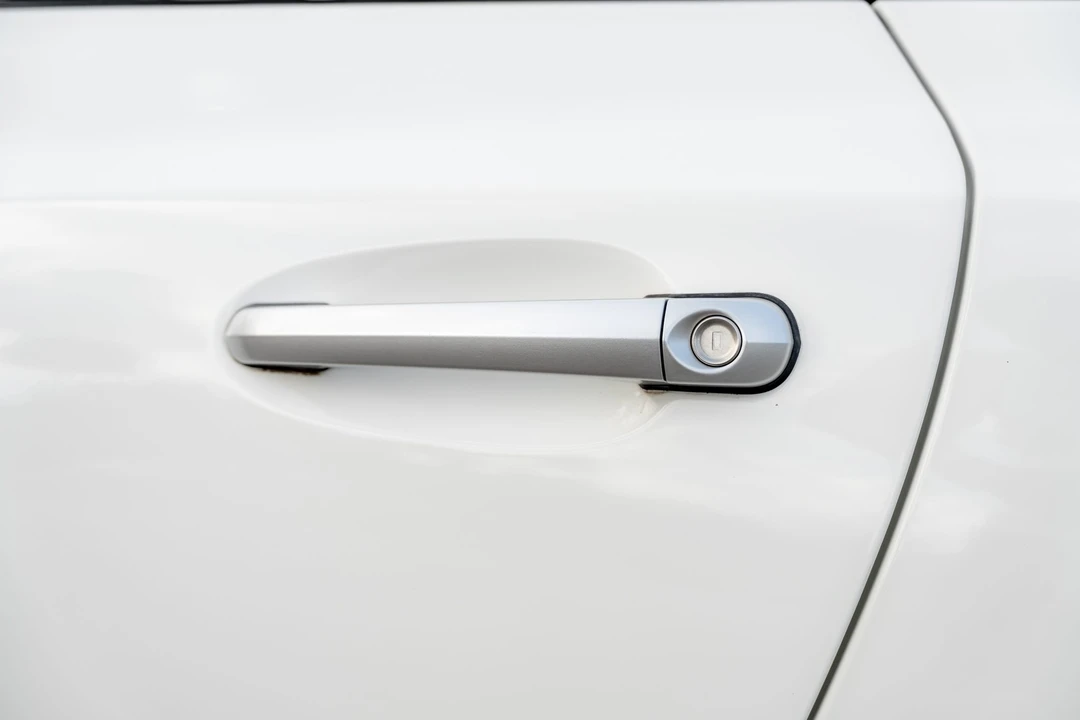 2004 Chrysler Crossfire - Image 16 of 31