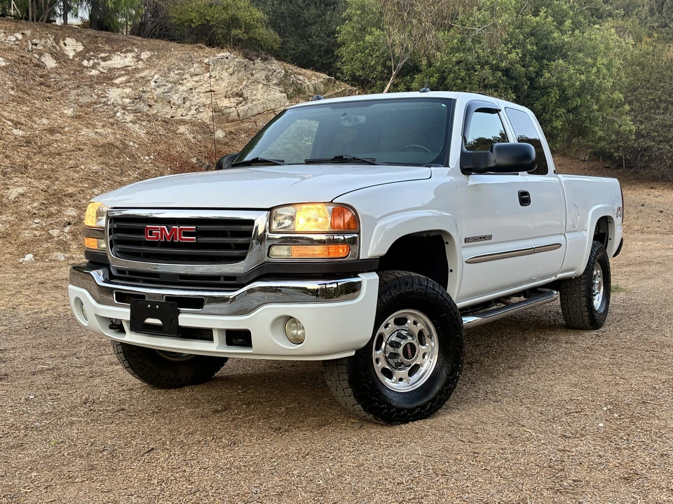 2005 GMC Sierra Heavy Duty 2nd Gen - Image 2 of 31