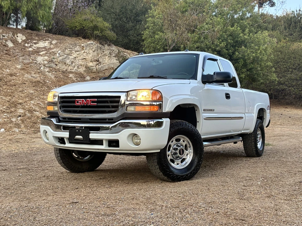 2005 GMC Sierra Heavy Duty 2nd Gen - Image 3 of 31