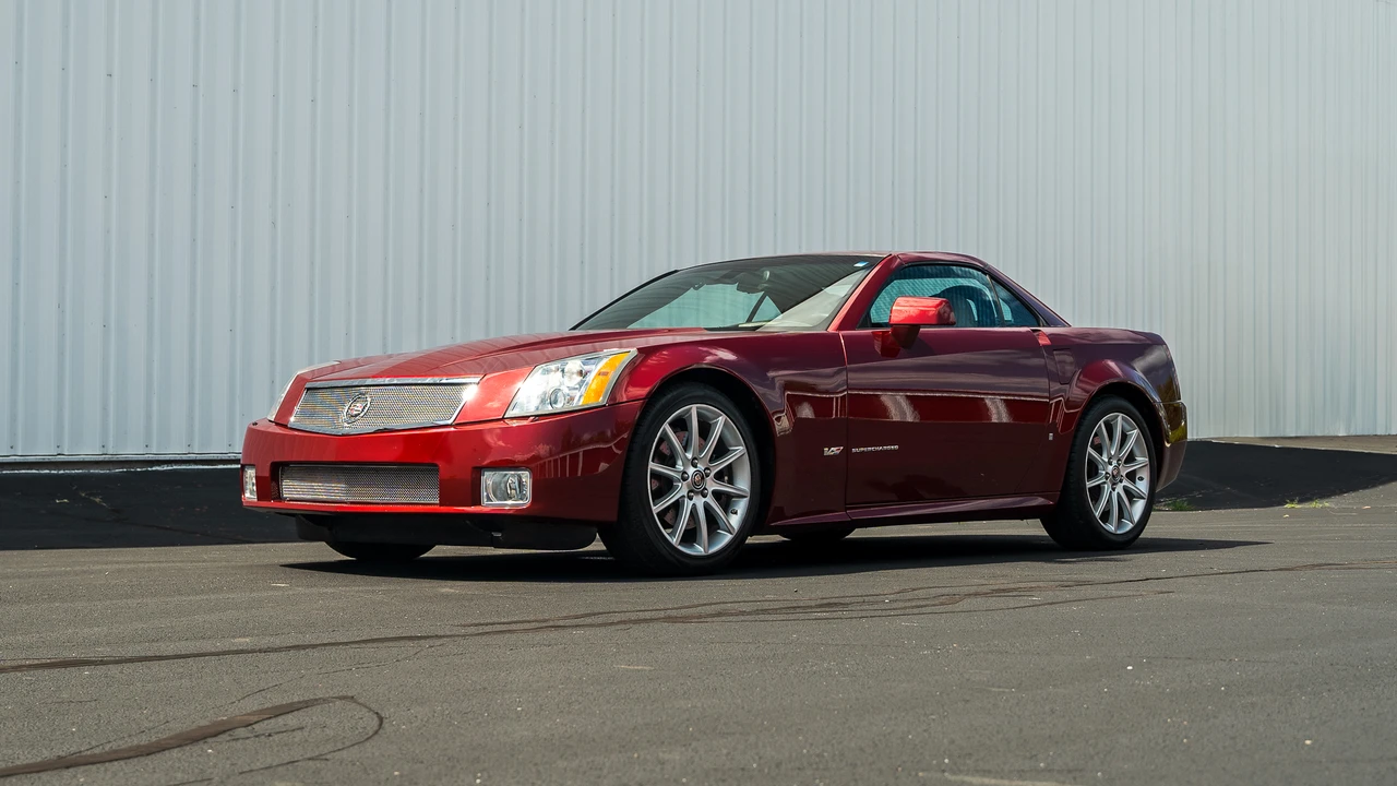 2006 Cadillac XLR-V - Image 2 of 31