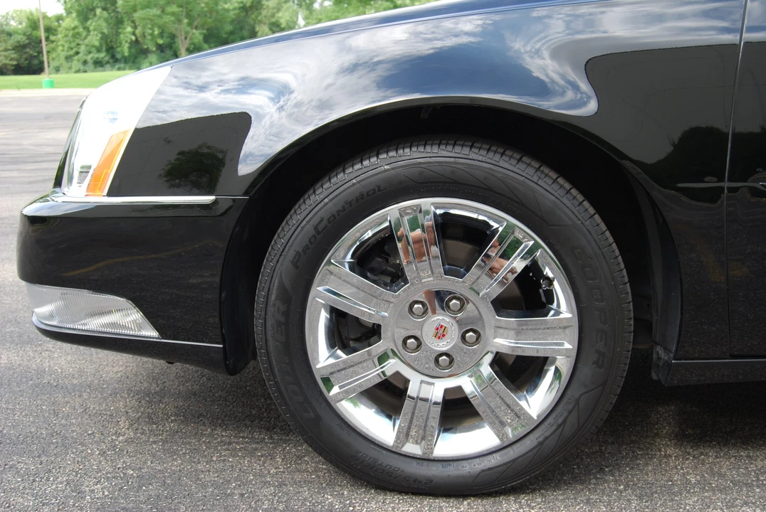2010 Cadillac DTS - Image 25 of 31