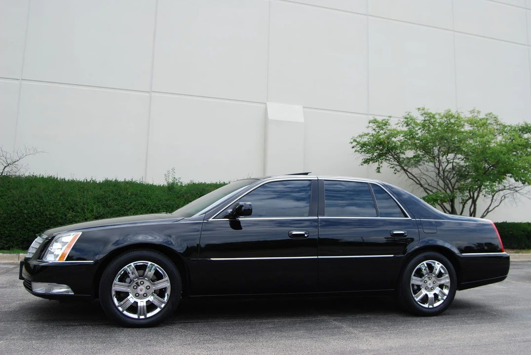 2010 Cadillac DTS - Image 2 of 31