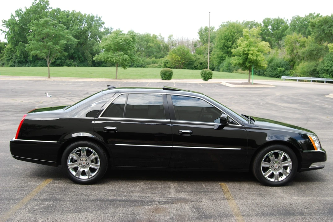 2010 Cadillac DTS - Image 11 of 31